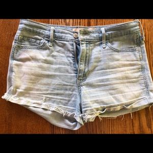Lightwash denim shorts